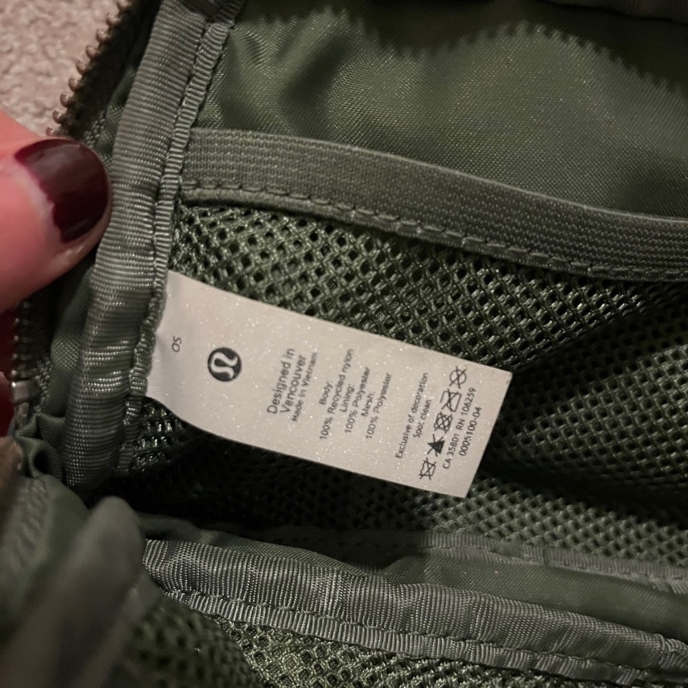 Lululemon Everywhere 1L Belt Bag in RARE Aquila Green Twill Multi - Picture 5 of 8